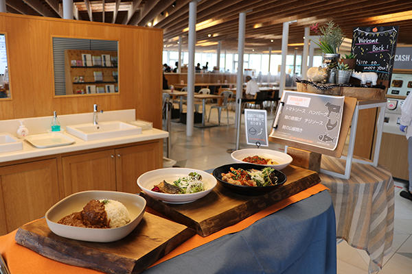 千葉商科大学の学生食堂「The University DINING」がビジュアルの力で〈コロナ禍でも気持ちを前向きにする啓発活動〉を推進