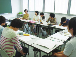 【立正大学文学部】「基礎ゼミナール」で 自己認識を深め、実社会で活躍する。
