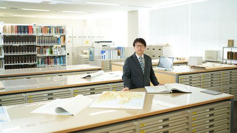 新旧の地形図を瞬時に見比べられる「立正大学地球環境科学部の地図資料室」、地図好きには飽きることがない部屋です。