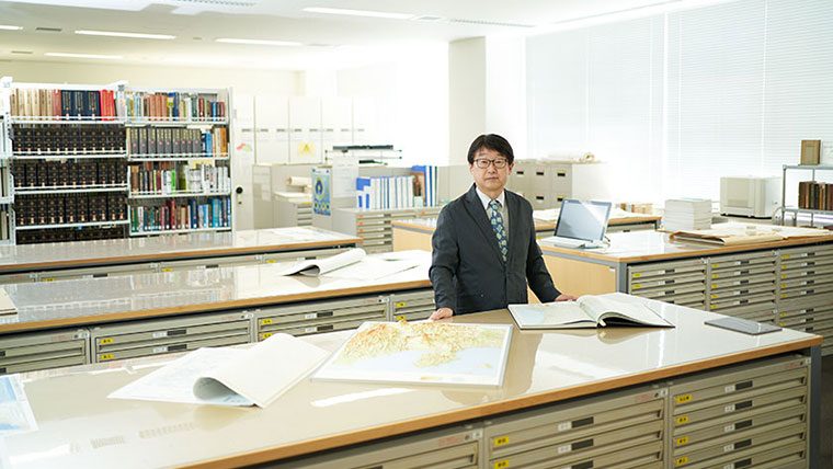 新旧の地形図を瞬時に見比べられる「立正大学地球環境科学部の地図資料室」、地図好きには飽きることがない部屋です。