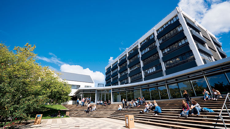 15歳から英語でAI、ロボティクス。　大学受験を意識せず、自分の「好き」に没頭できる─国際高等専門学校