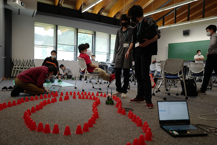 15歳から英語でAI、ロボティクス。　大学受験を意識せず、自分の「好き」に没頭できる─国際高等専門学校