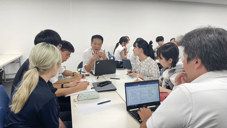 低学年次から社会人との接点を創出し　学生の視野拡大と対話力向上を実現させる─明治大学