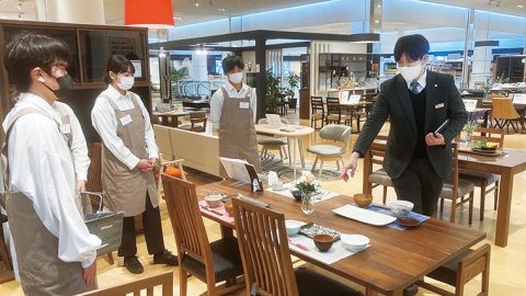 低学年次から社会人との接点を創出し 学生の視野拡大と対話力向上を実現させる─明治大学