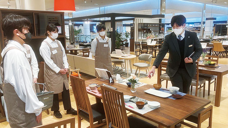 低学年次から社会人との接点を創出し　学生の視野拡大と対話力向上を実現させる─明治大学