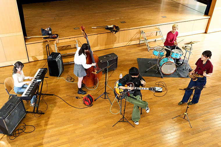 自由な音楽性を謳歌する～学習院大学ジャズ研究会「フライングハウス」～
