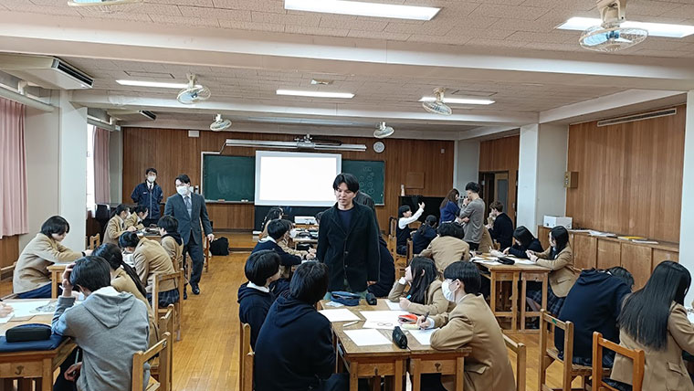 「政治をもっと身近なものに」。 明治大学・国際日本学部の学生が英明フロンティア高等学校の1年生を対象に授業を実施。 「政治をもっと身近なものに」。 明治大学・国際日本学部の学生が英明フロンティア高等学校の1年生を対象に授業を実施。