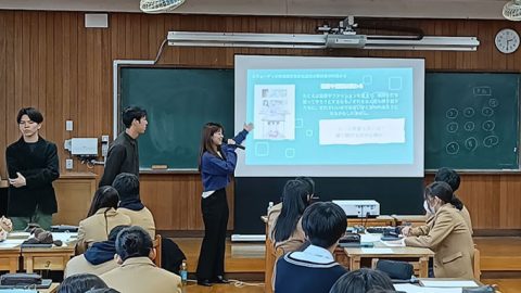 「政治をもっと身近なものに」。　明治大学・国際日本学部の学生が英明フロンティア高等学校の1年生を対象に授業を実施。