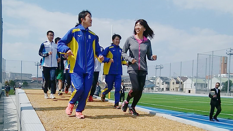 大阪学院大学の全天候型Bグラウンドが完成 ― 同大の入学式で祝辞を贈った卒業生の高橋尚子氏が試走
