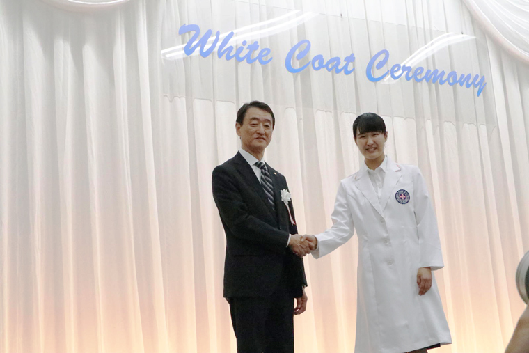 明海大学保健医療学部口腔保健学科が「ホワイトコートセレモニー」を開催