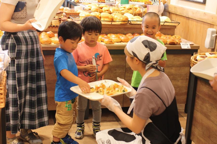 酪農学園大学の学生がパン屋や農家とコラボし、地元・江別産の野菜を使ったパンを開発