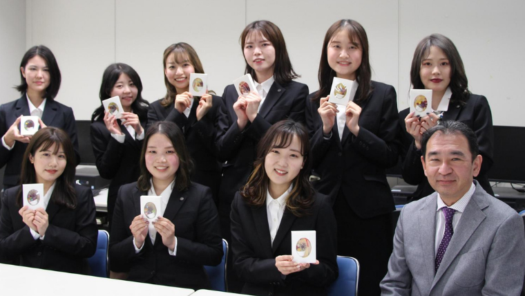 和ろうそくの魅力を発信しよう！武庫川女子大学の学生が取り組んだ「アロマもくろうバー」が商品化。卒業記念品として贈呈