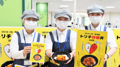 弘前大学の学生がインターンシップで開発した新メニュー『トリチ林檎丼』を学食で期間限定販売